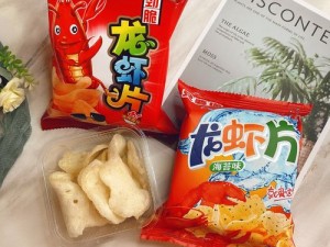 小芳与父亲的温馨时光，共同品尝美味的休闲食品